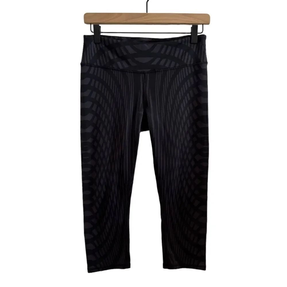 Alo Yoga Highwaist Airbrush Capri Leggings in Black Arches size